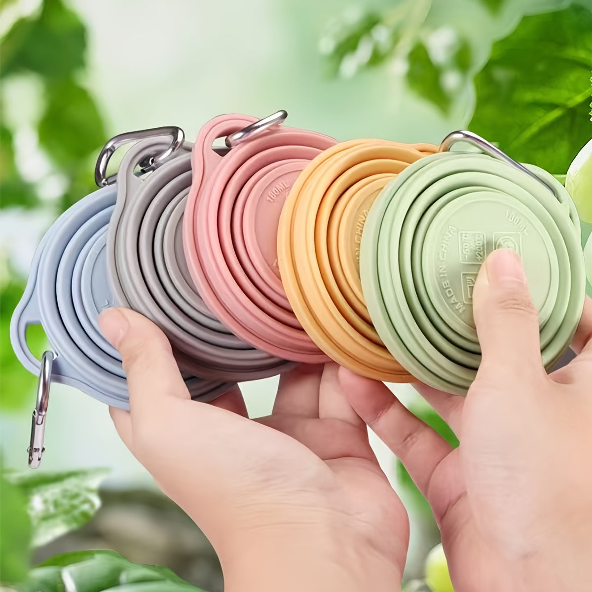 1 Foldable Silicone Water Cup, a Portable Travel Rinse Cup with Lid, Heat-resistant Tea Cup, Beverage Cup, Featuring a Carabiner Design for Hanging on Backpacks. Suitable for Camping, Outdoor Activities, Hiking, Cycling, Parties, Etc.